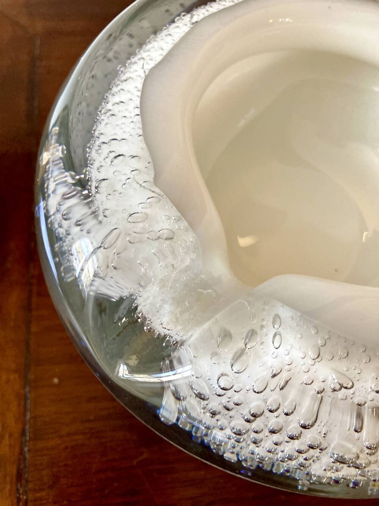 Ashtray made of a mix of bubbled glass and opaque glass, Murano style.