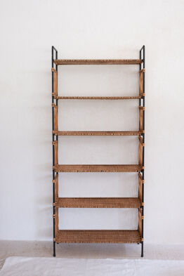 Shelf in braided rattan and black metal