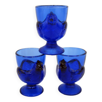 3 coquetiers en verre moulé bleu cobalt - décor poule - Arcoroc France 1980