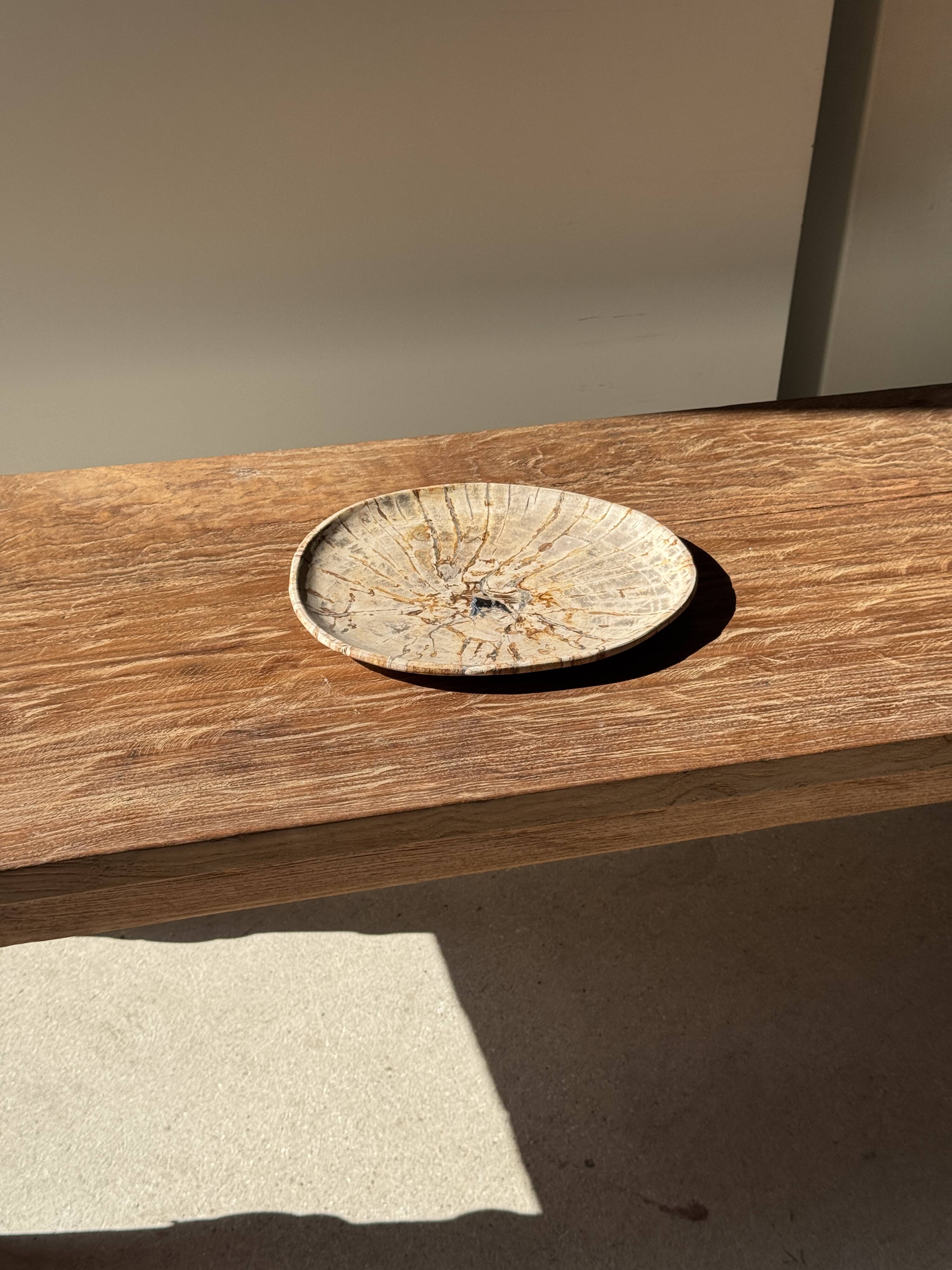 Petit vide poche ou plat en bois pétrifié beige cernes petit cœur noir