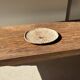 Petit vide poche ou plat en bois pétrifié beige cernes petit cœur noir