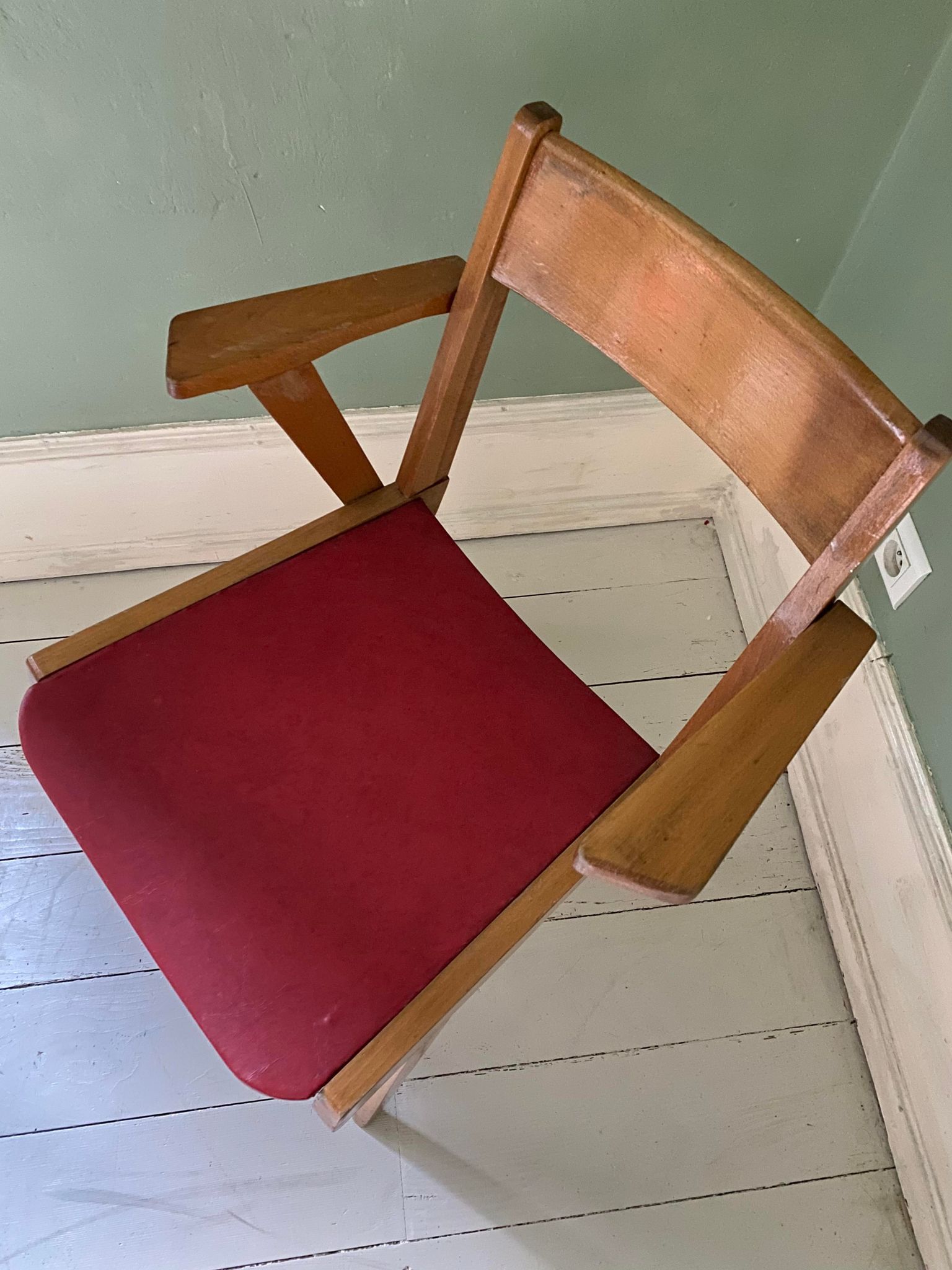 Fauteuil en bois blond et simili cuir rouge 1960
