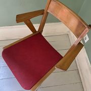 Fauteuil en bois blond et simili cuir rouge 1960