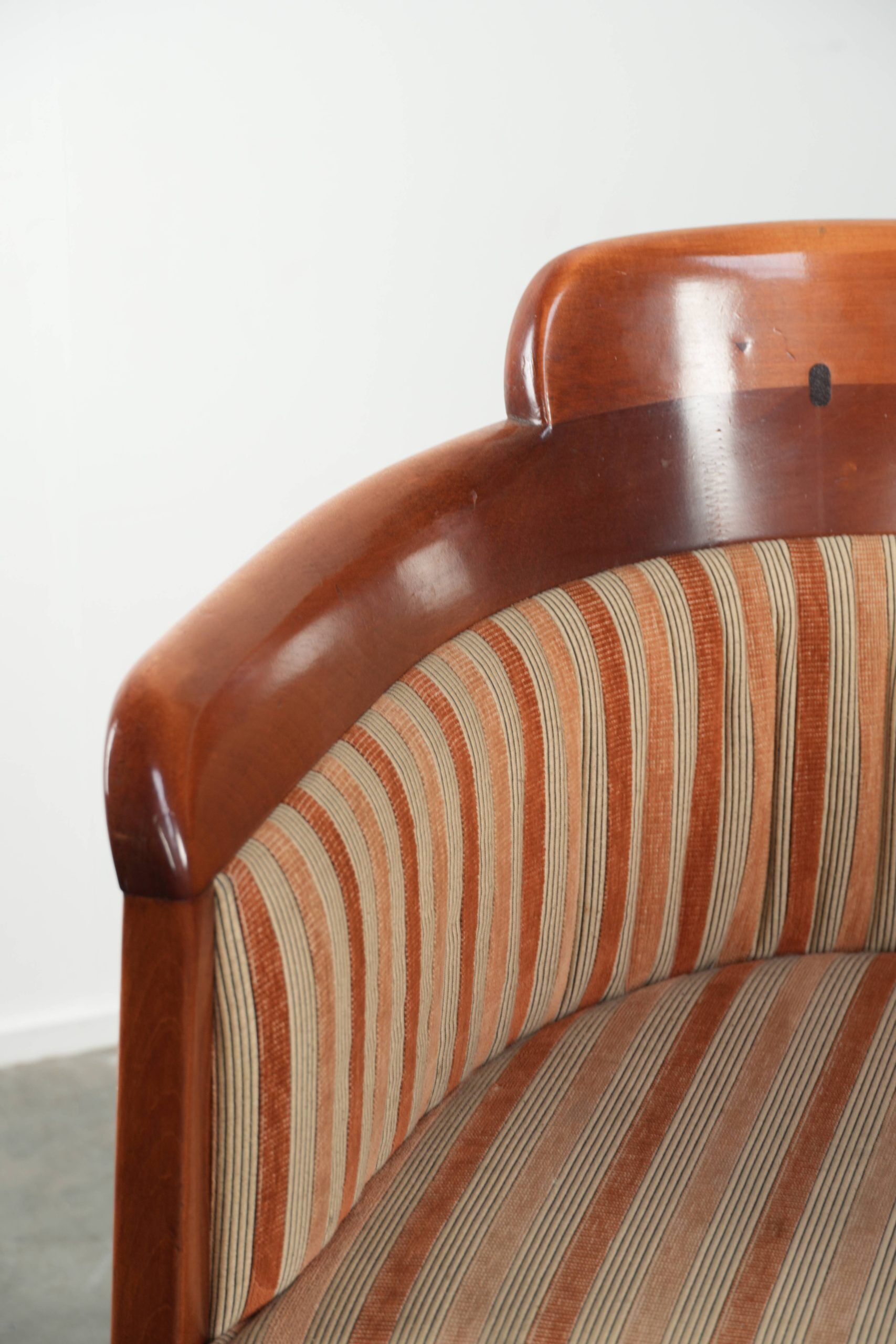 Concevoir une chaise de côté/de salle à manger avec un magnifique revêtement en tissu jaune luxueux.