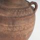Vaisseau en terre cuite primitive avec des détails géométriques peints à la main.