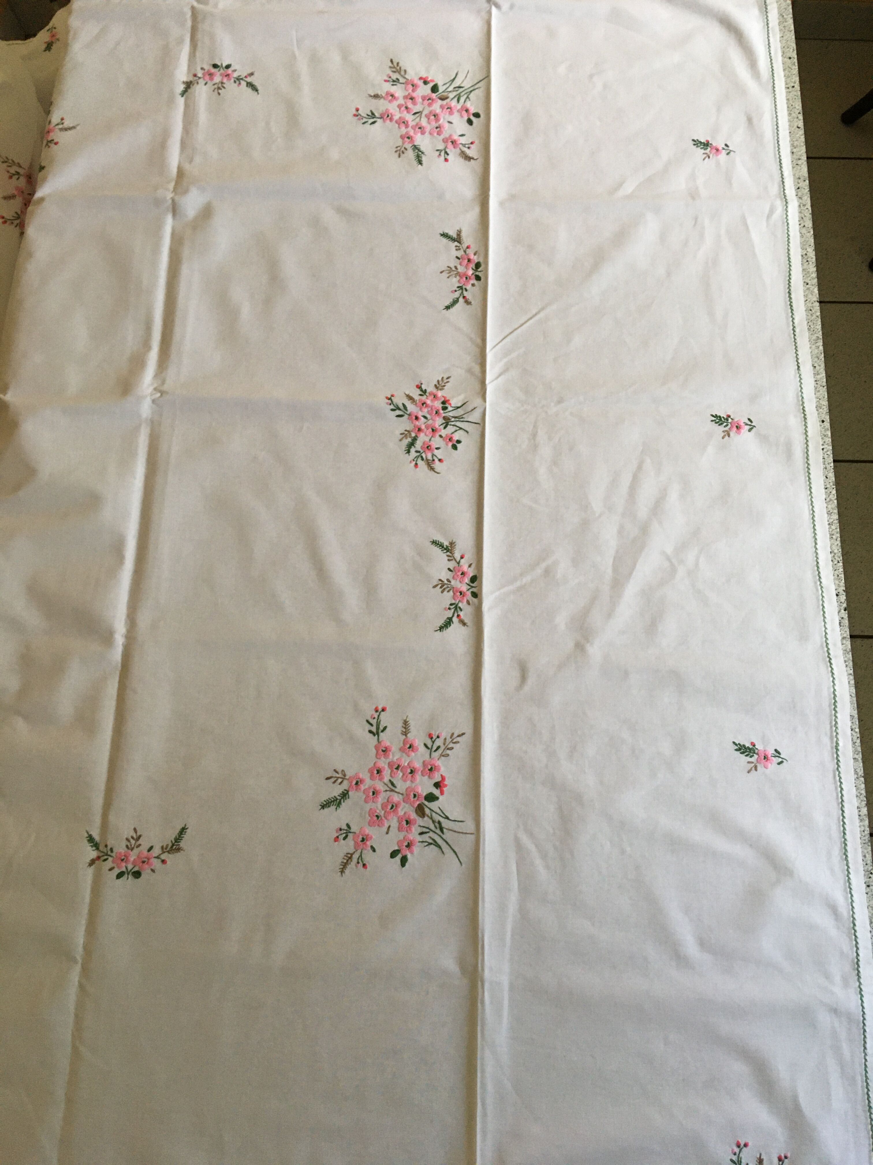Nappe 145 x 245 brodée fleurs et 12 serviettes