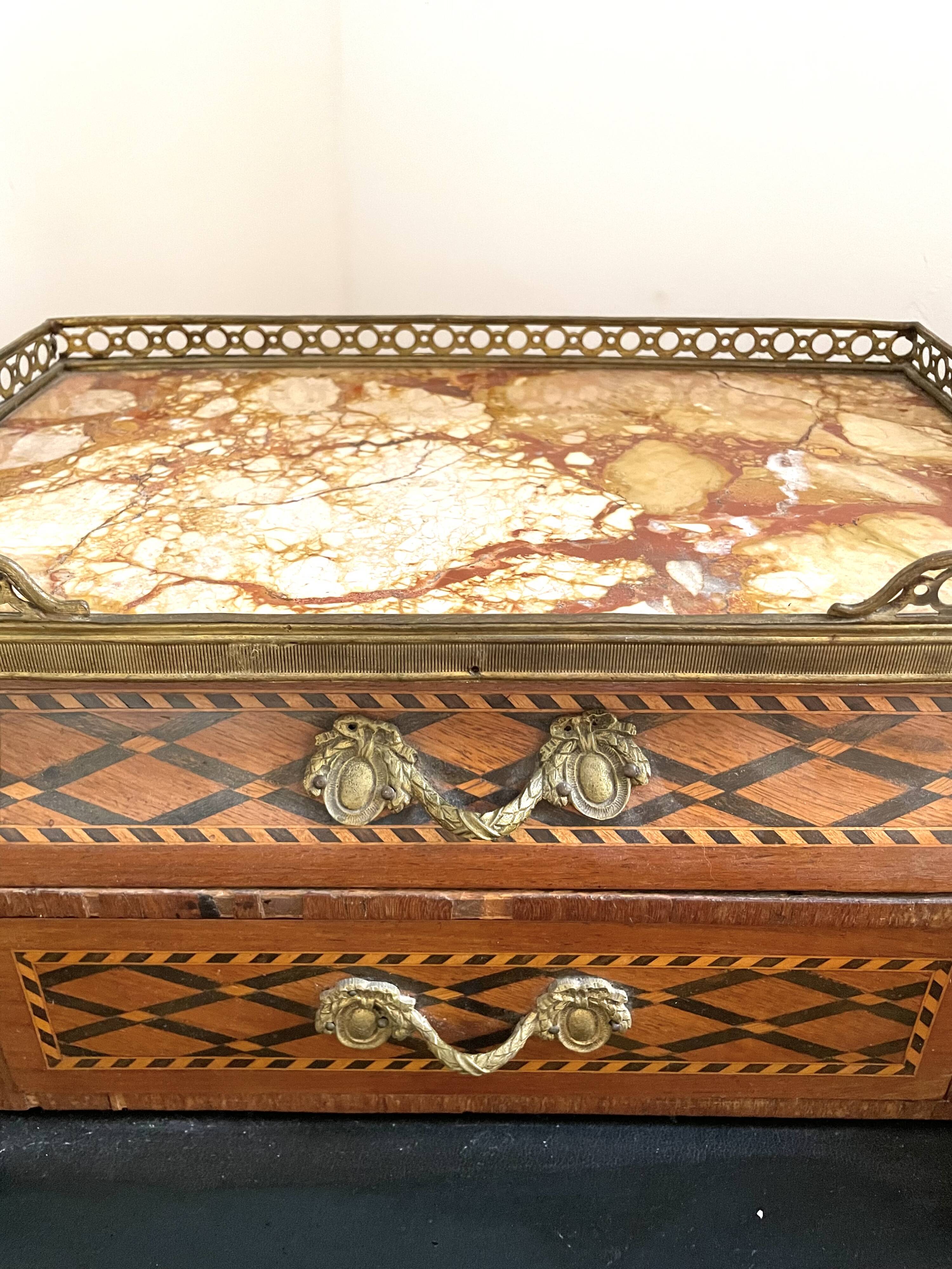 Petit bureau en marqueterie & bronze  (19e siecle)