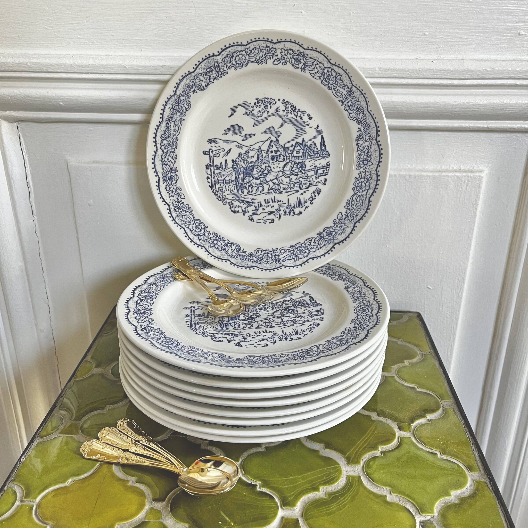 9 assiettes à dessert anglaises décor bleu calèche