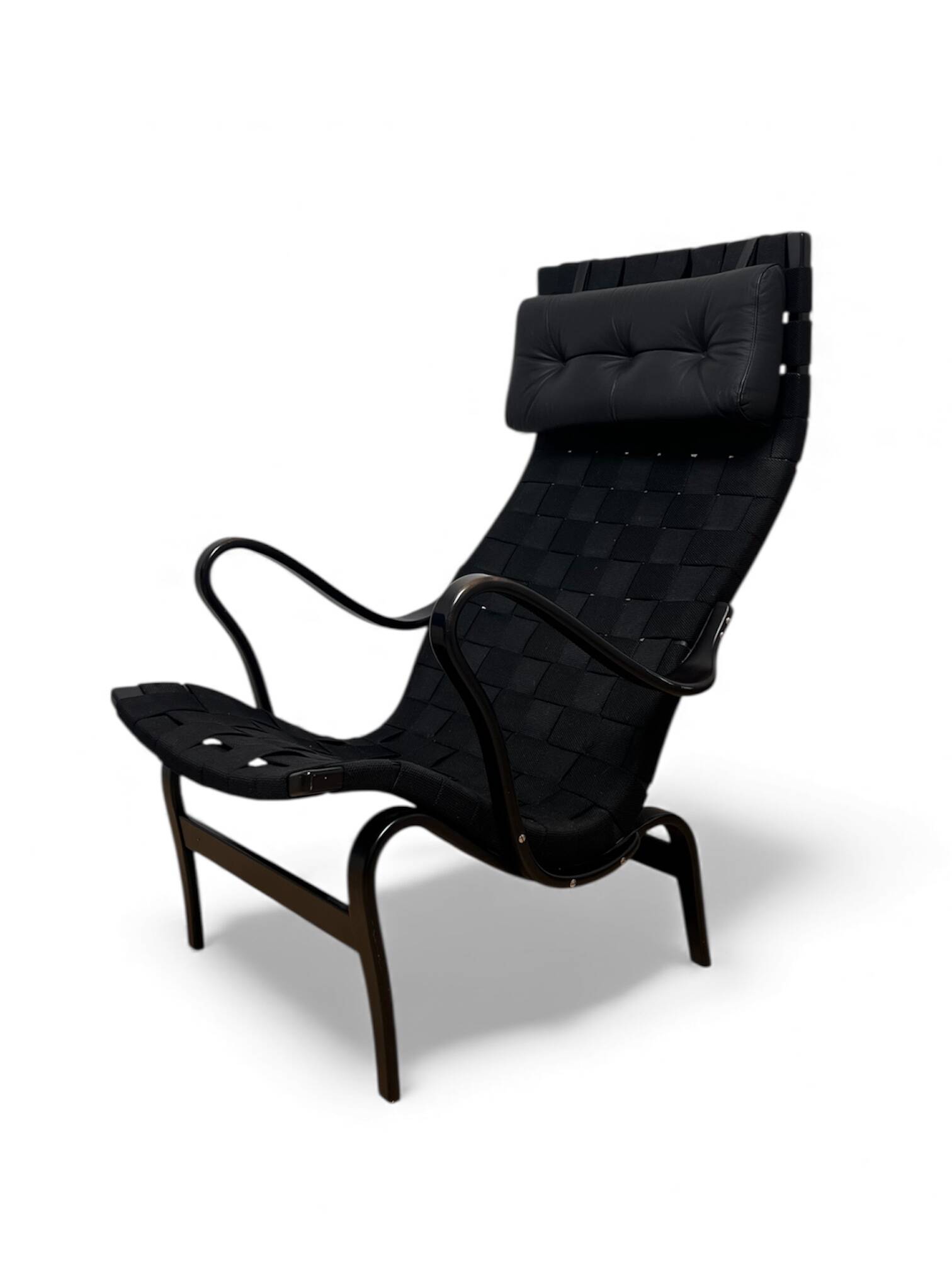 https://www.vinterior.co/furniture/seating/armchairs/bruno-mathsson-pernill