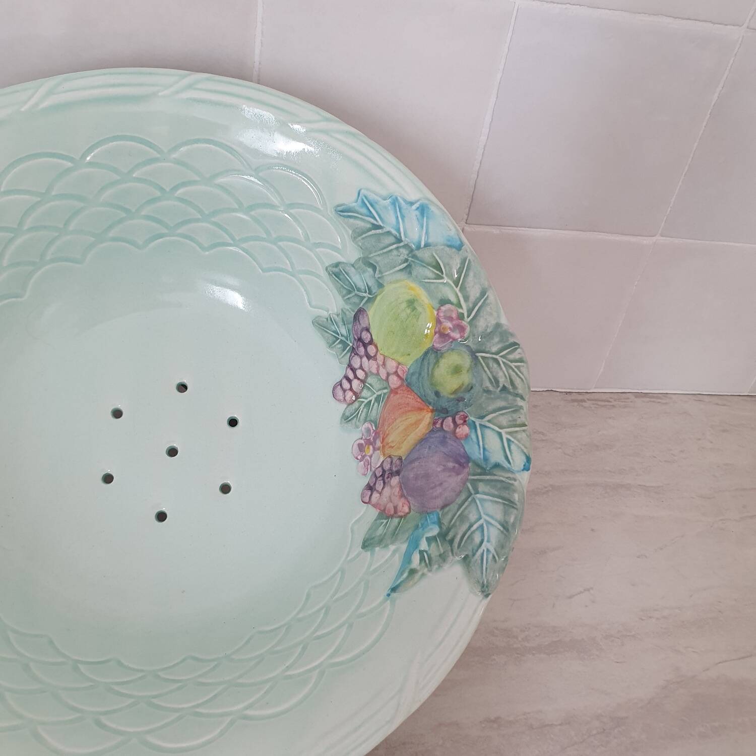 Fruit strainer / salad bowl in Barbotine