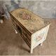 Commode peinte au décor fleuri