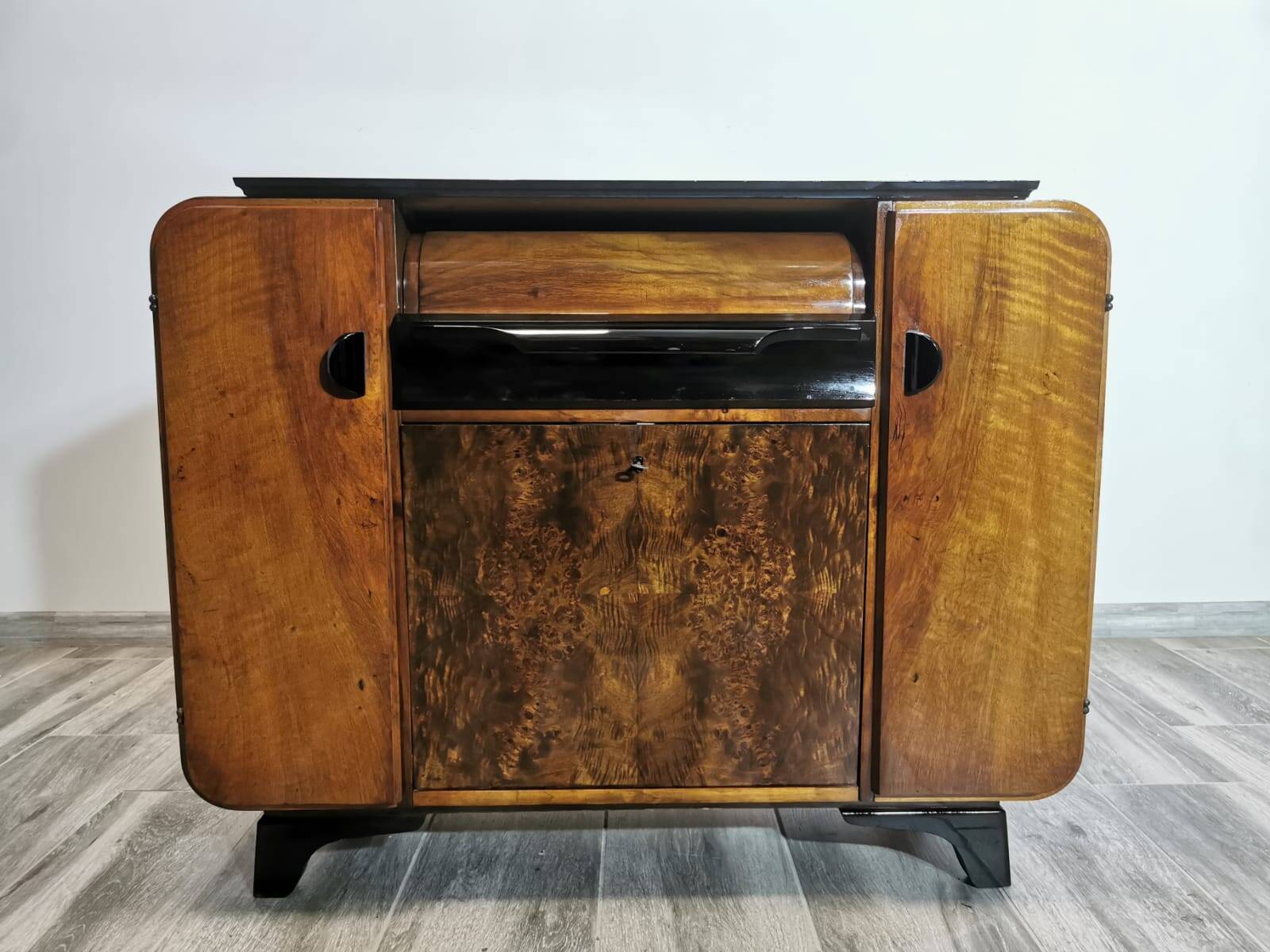 Armoire Gramophone par Jindrich Halabala