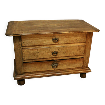 Louis XIV chest of drawers in walnut