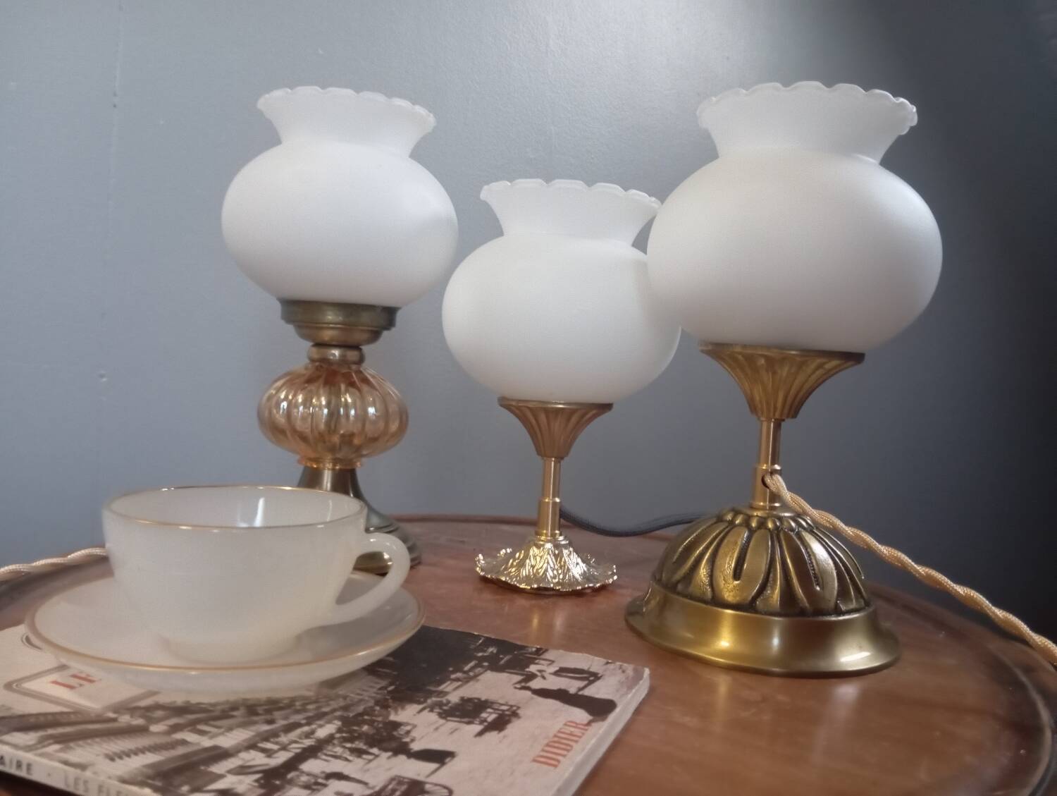 Trio lampes à poser style art deco bronze et opaline blanche