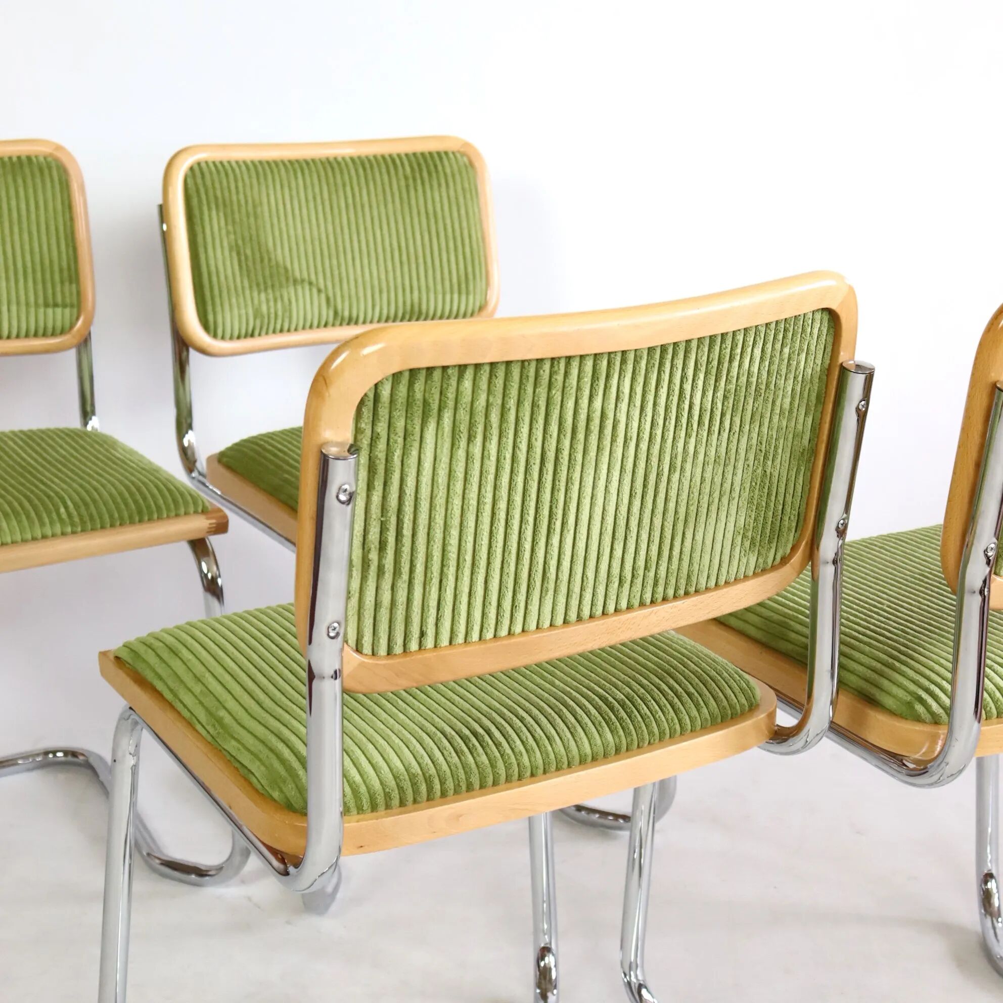 Série de quatre chaises B32