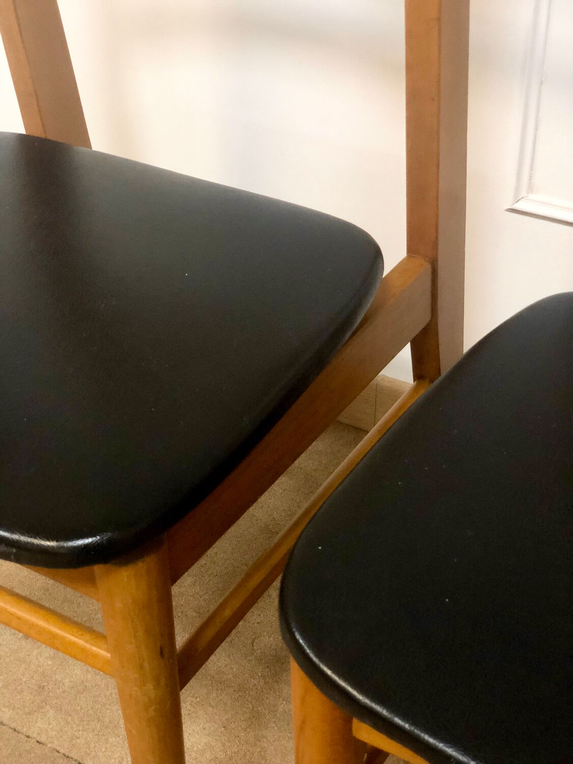 4 Scandinavian chairs seated skaï
