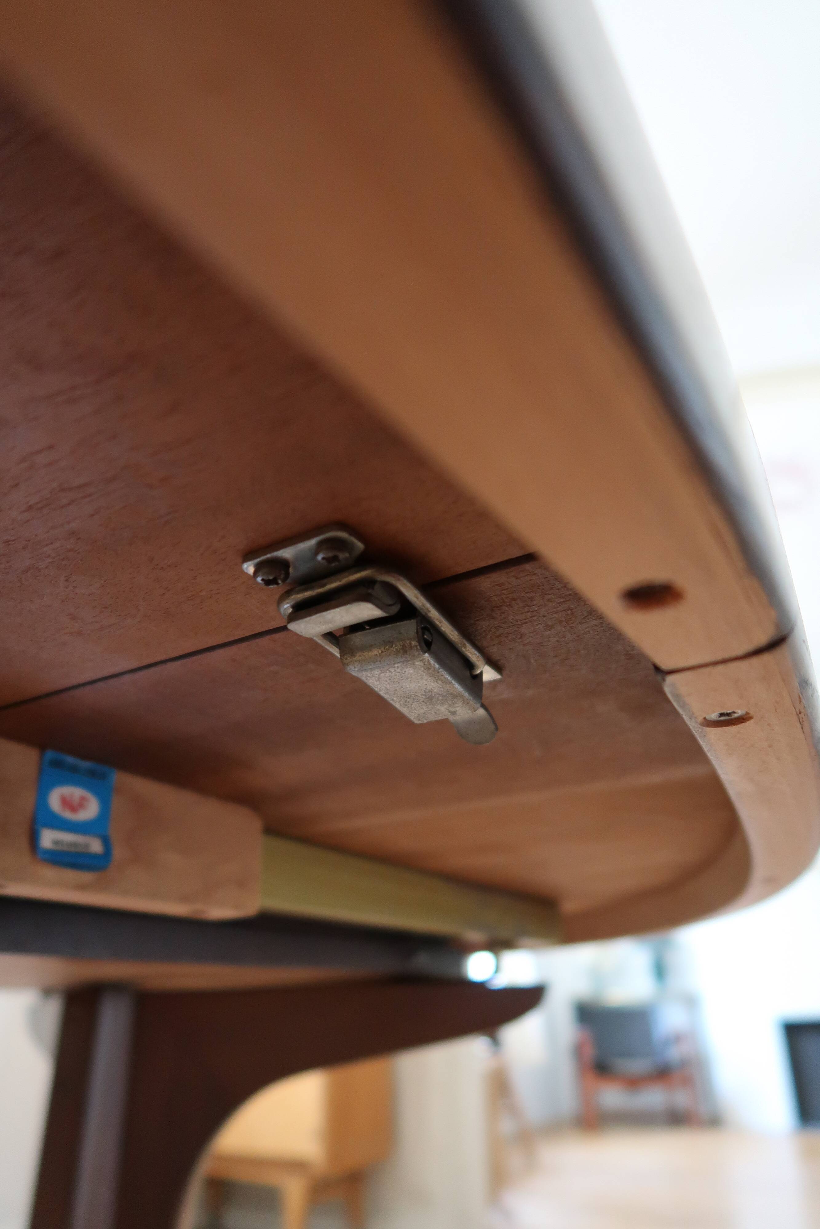 Scandinavian extendable table