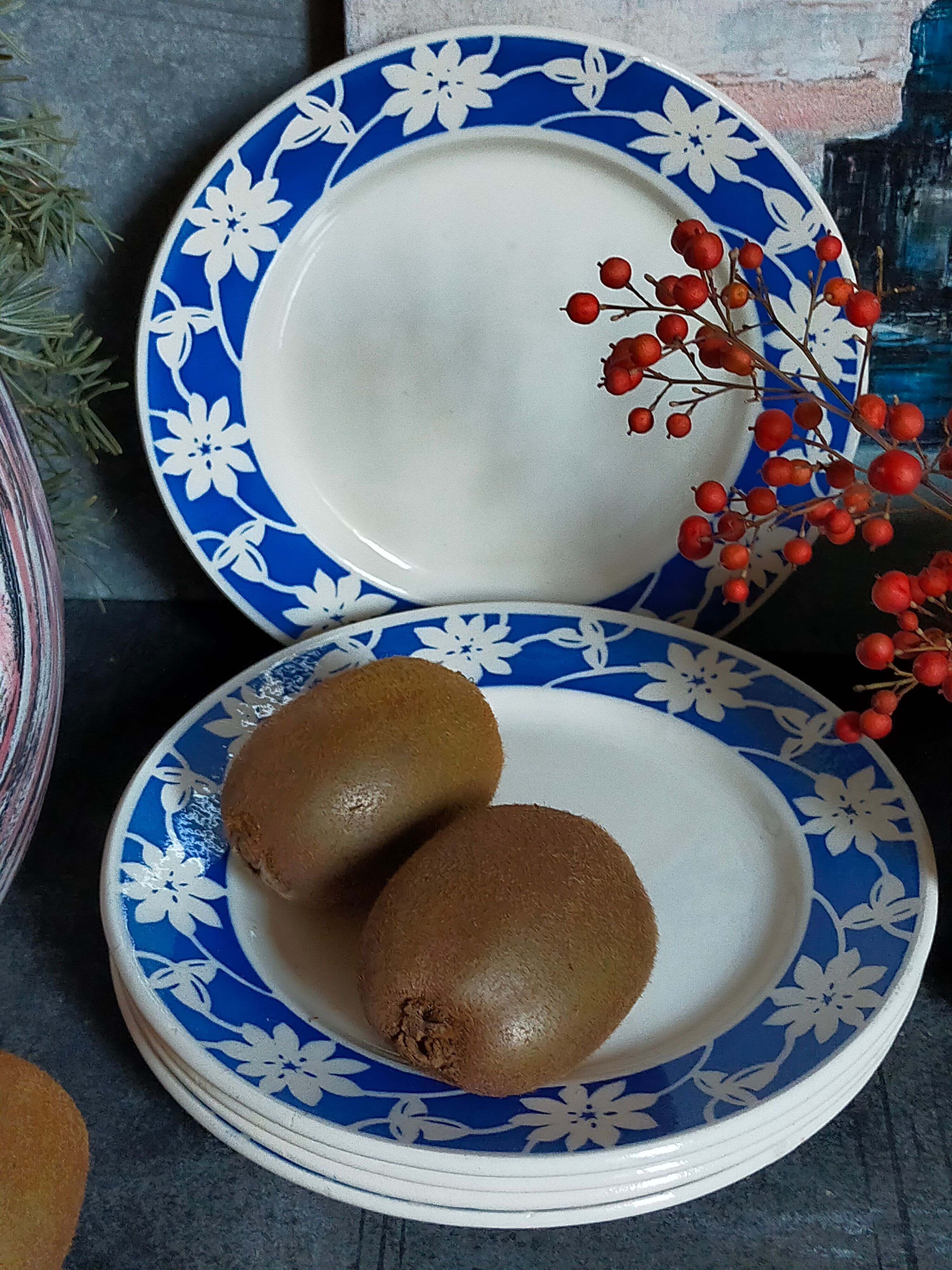Cinq assiettes à dessert de Badonviller aux fleurs