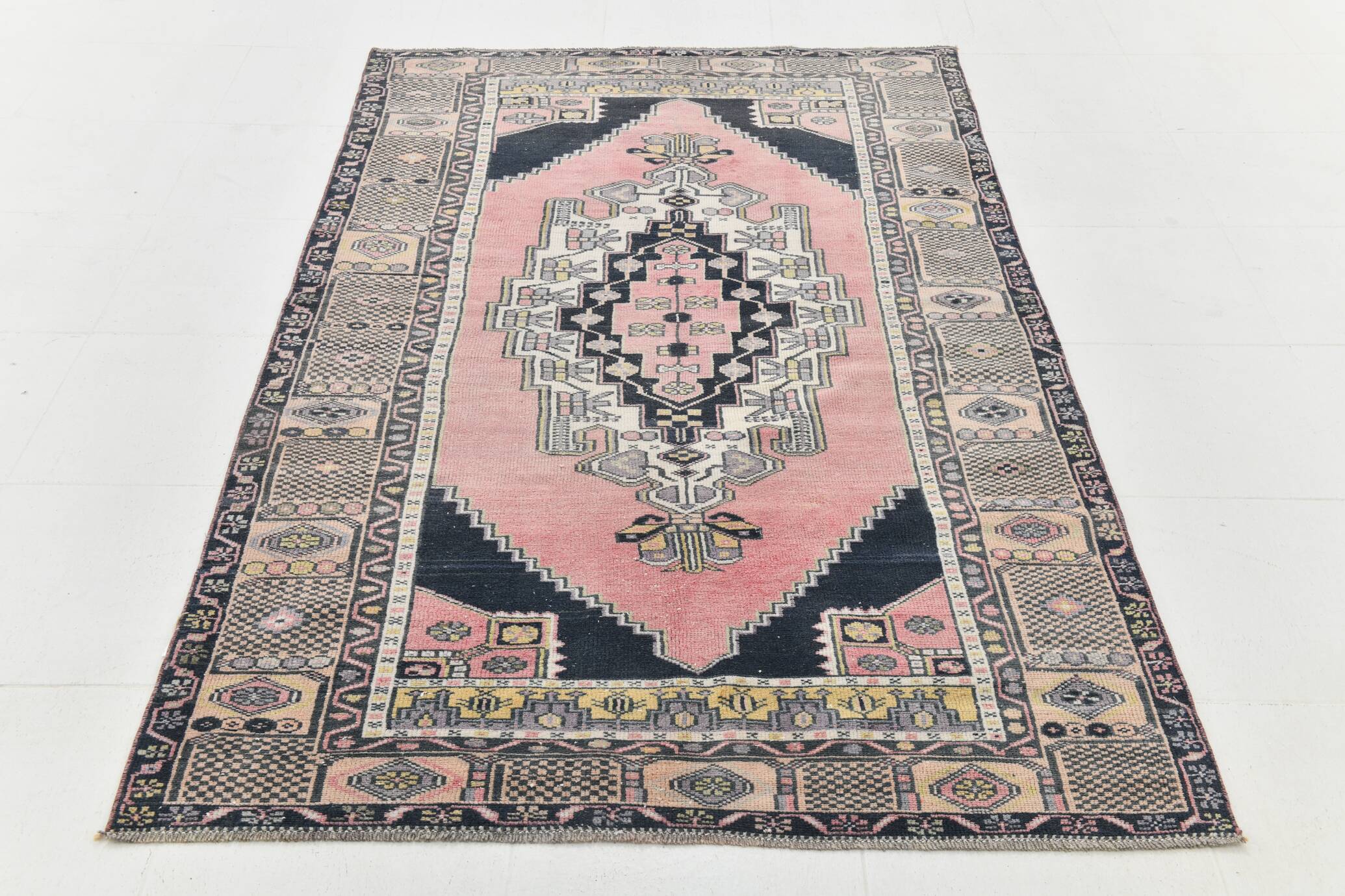 Tapis vintage oriental fait main rose et crème 4x7, 130x225 cm