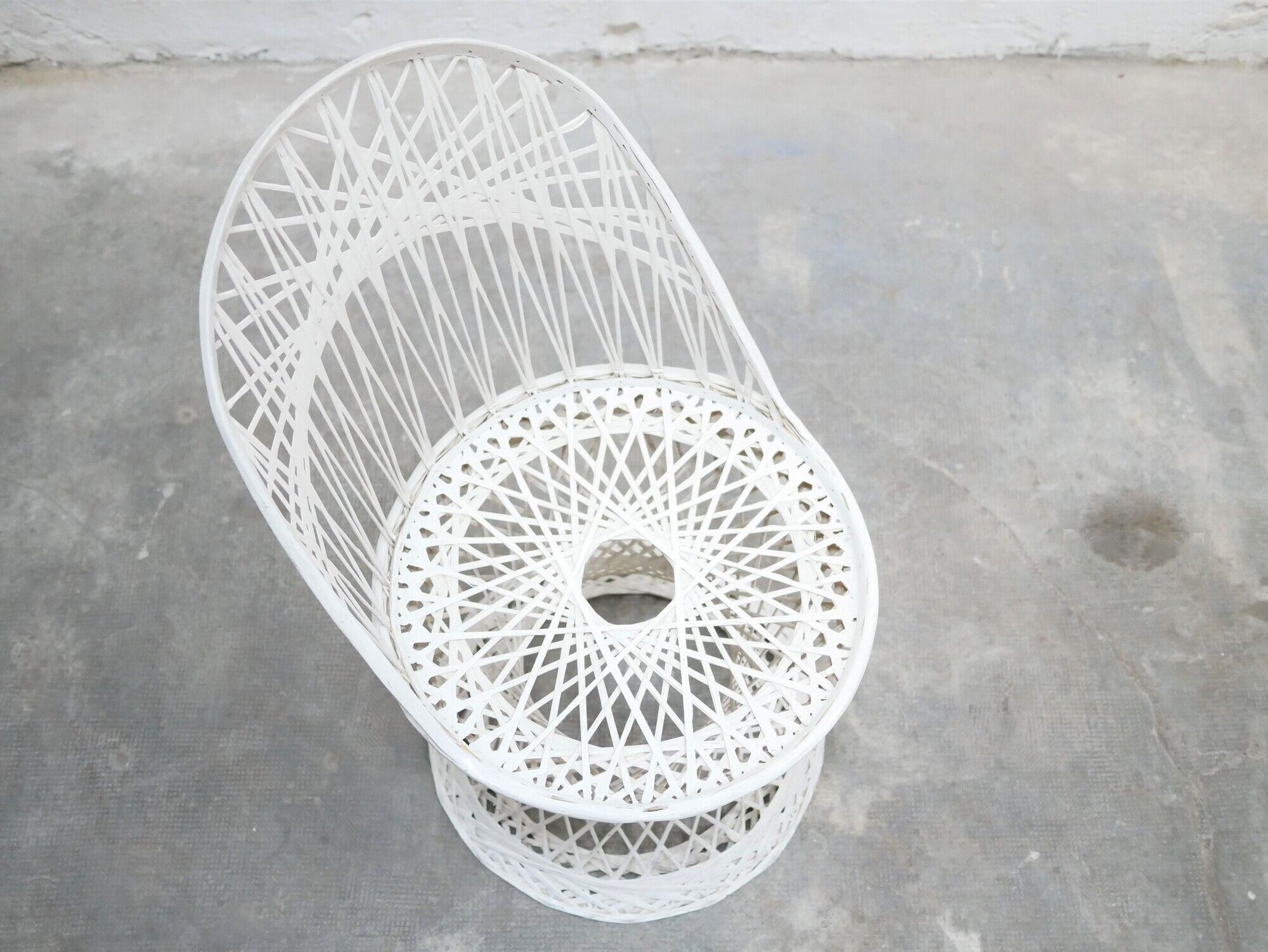 Garden table and 5 vintage fiberglass chairs by Russell Woodard