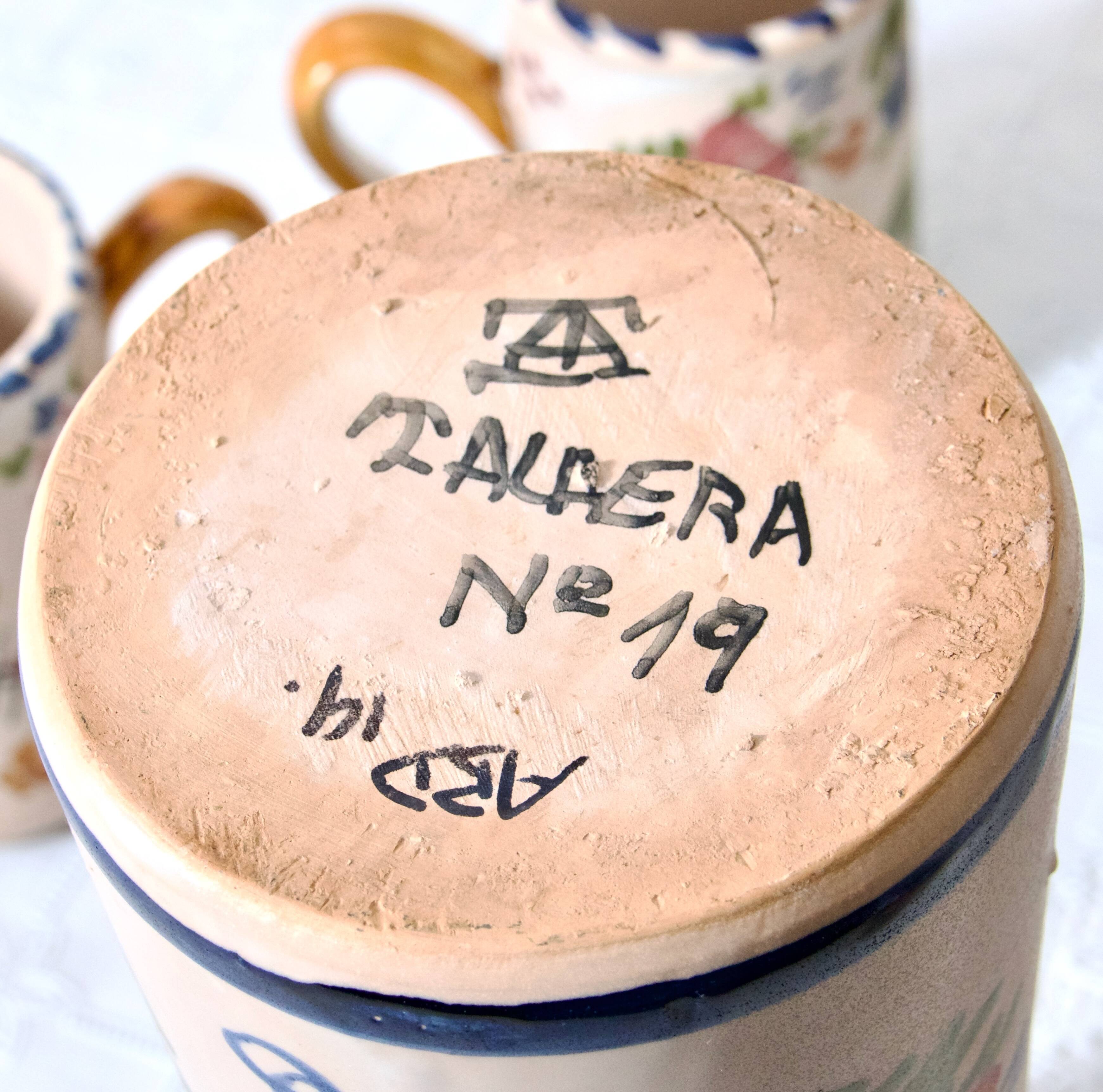 Service ancien grands mugs et carafe de Talavera en terre cuite émaillée