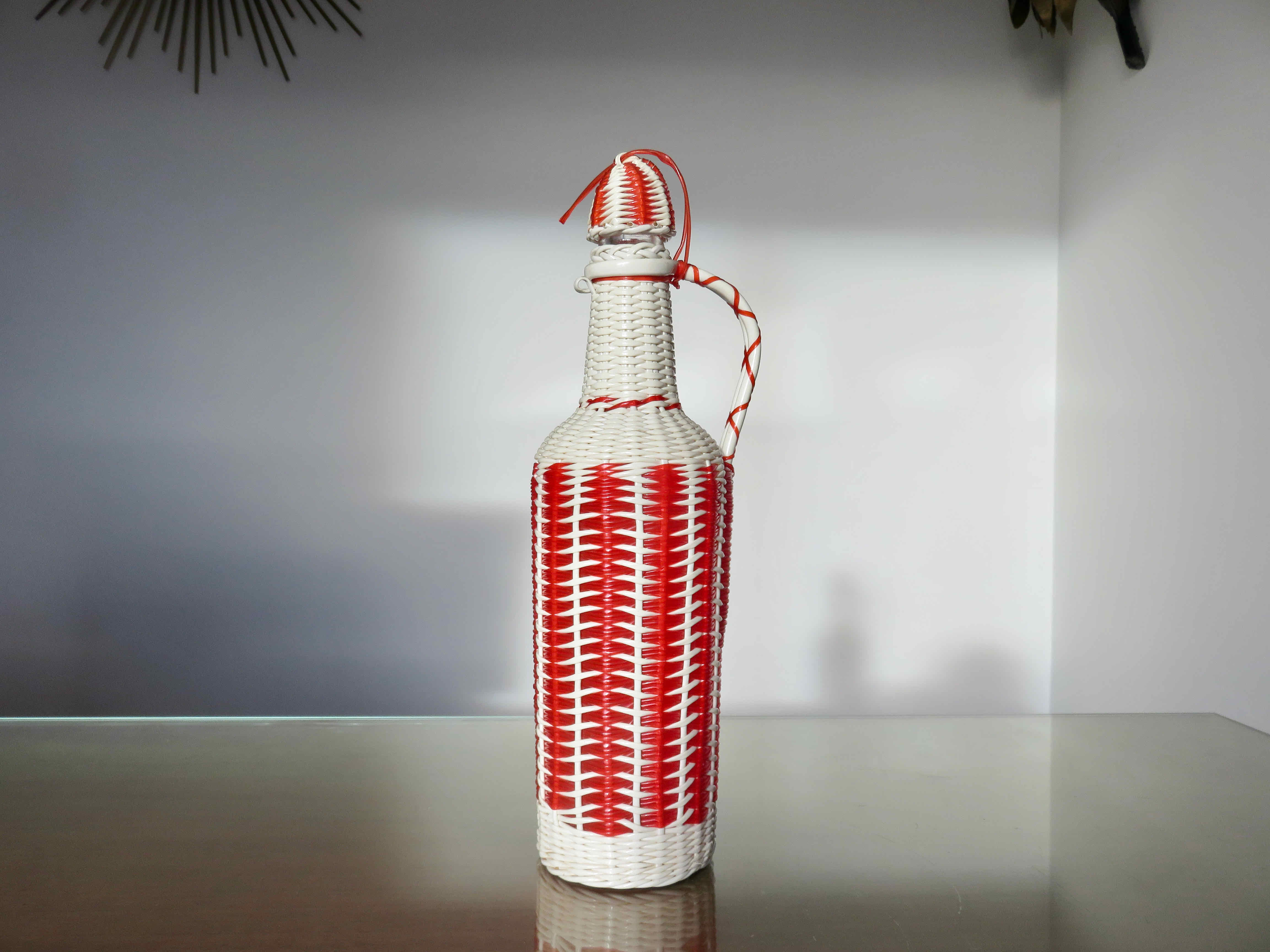 Bottle in red and white scoubidou 50-60s