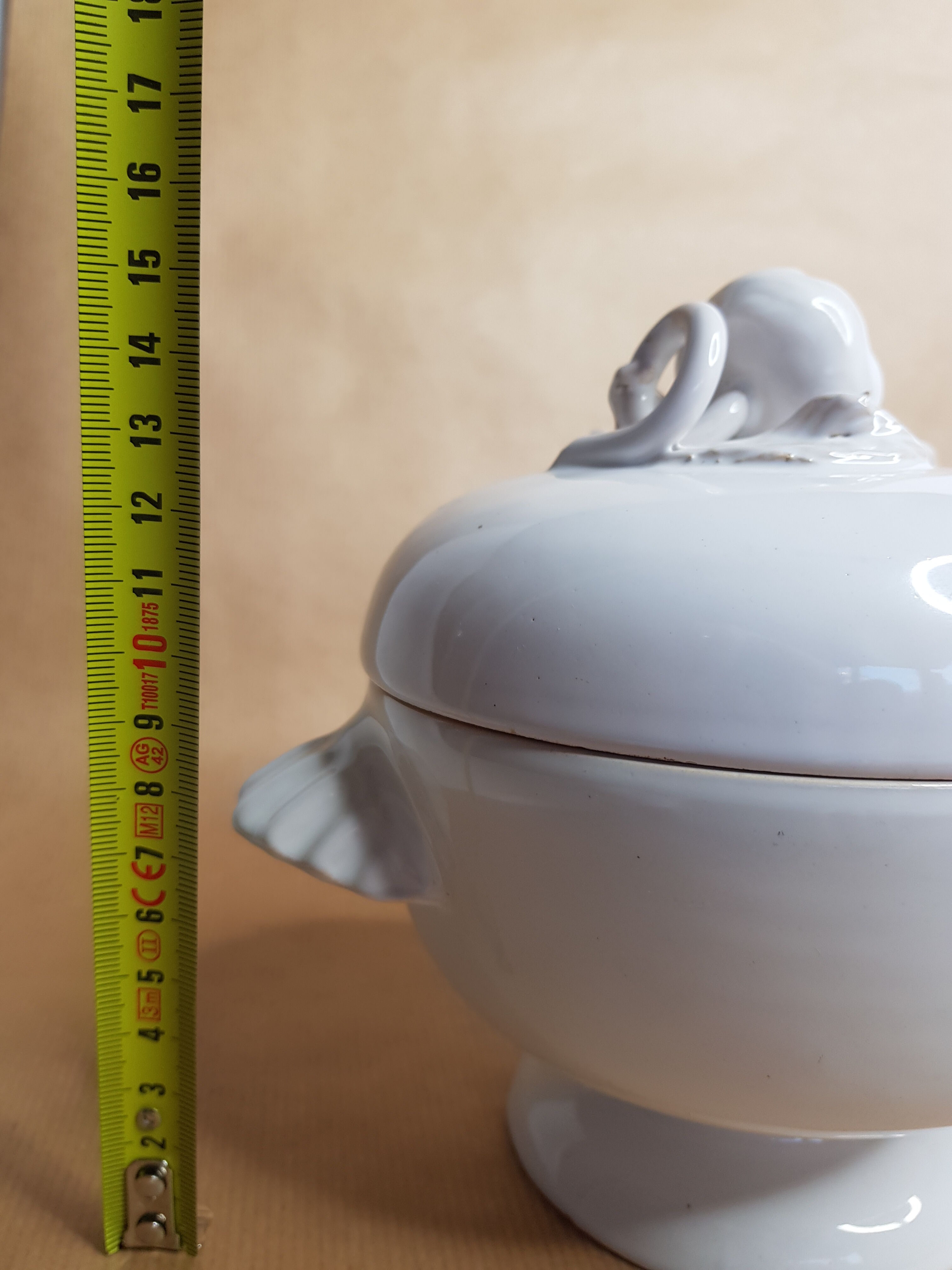 White enamelled ceramic candy box