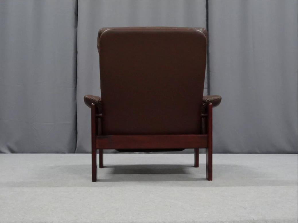 Pair of armchairs and ottoman in leather, 1970