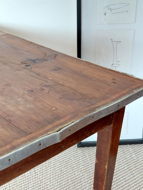 Table rustique ancienne/bureau de drapier à ceinture zinc et tiroir