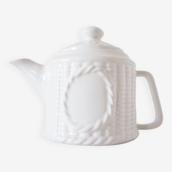 Teapot in porcelain