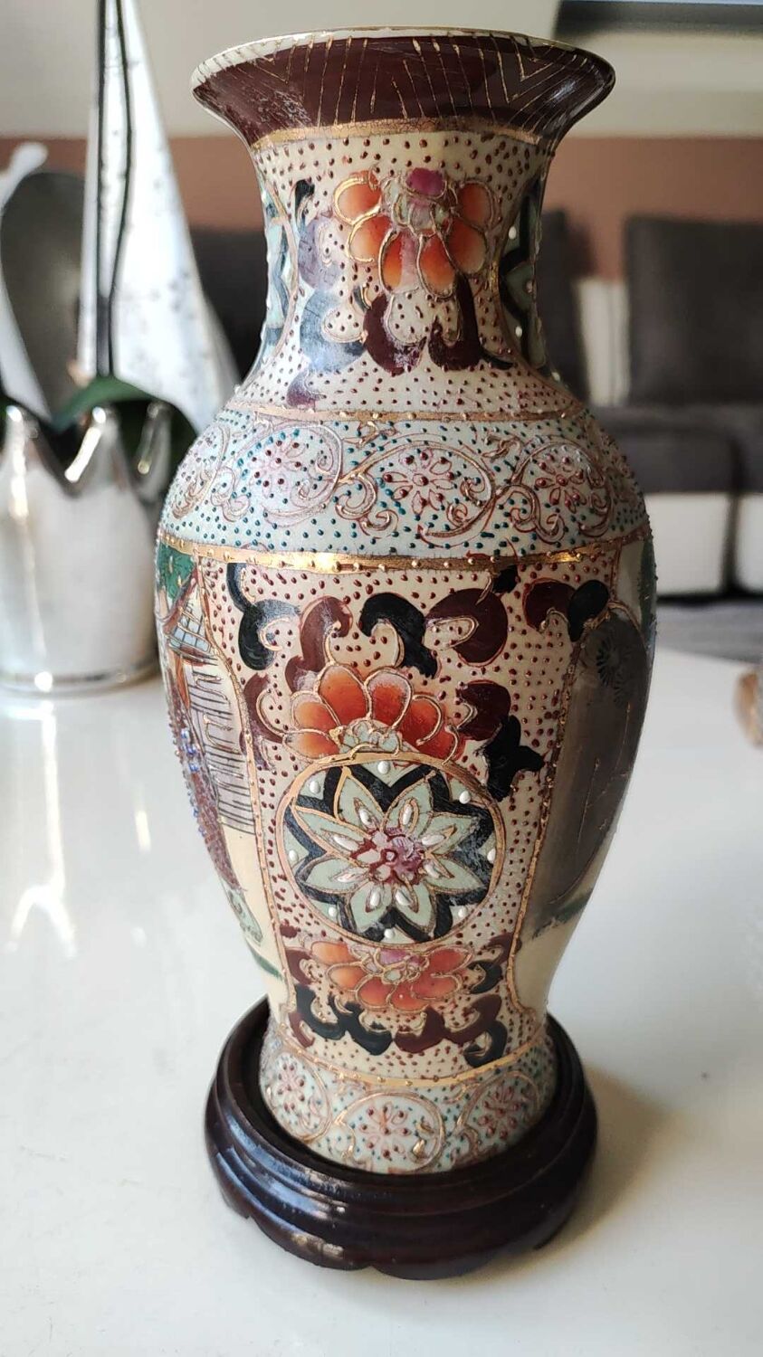 Chinese vase baluster in polychrome ceramics. Life scenes Japanese warriors/Samurai against a backdrop of wilderness