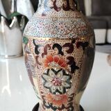 Chinese vase baluster in polychrome ceramics. Life scenes Japanese warriors/Samurai against a backdrop of wilderness