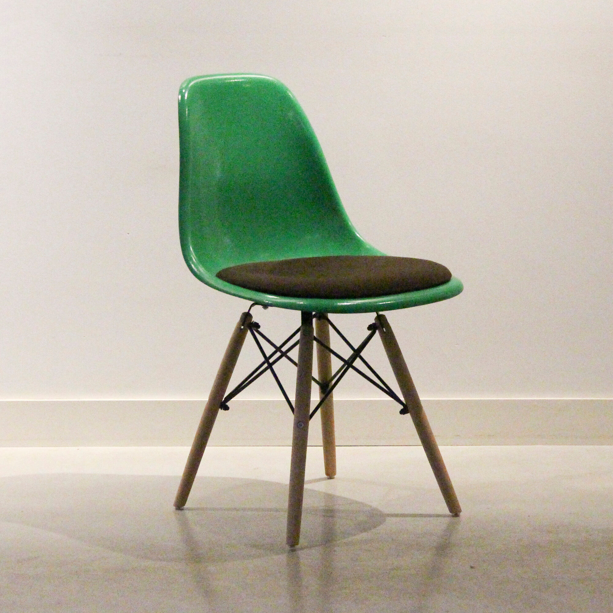 Lot de 2 chaises avec galette Kelly Green Eames