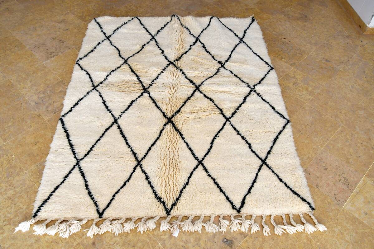 Moroccan Berber carpet Beni Ouarain with black diamonds 210 x 160 cm