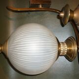 Paire d'appliques en laiton doré et boules de verre