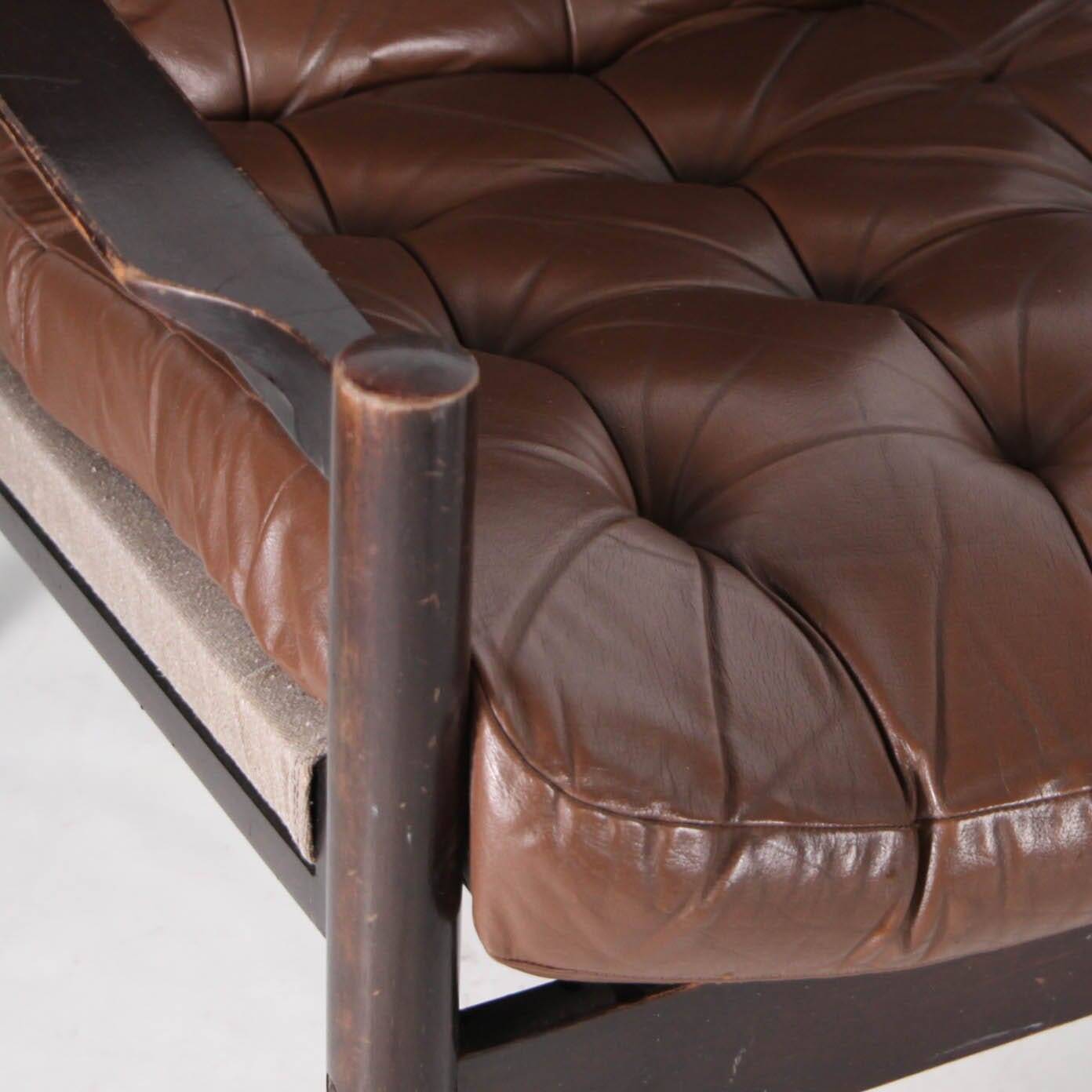 Paire de fauteuils en cuir