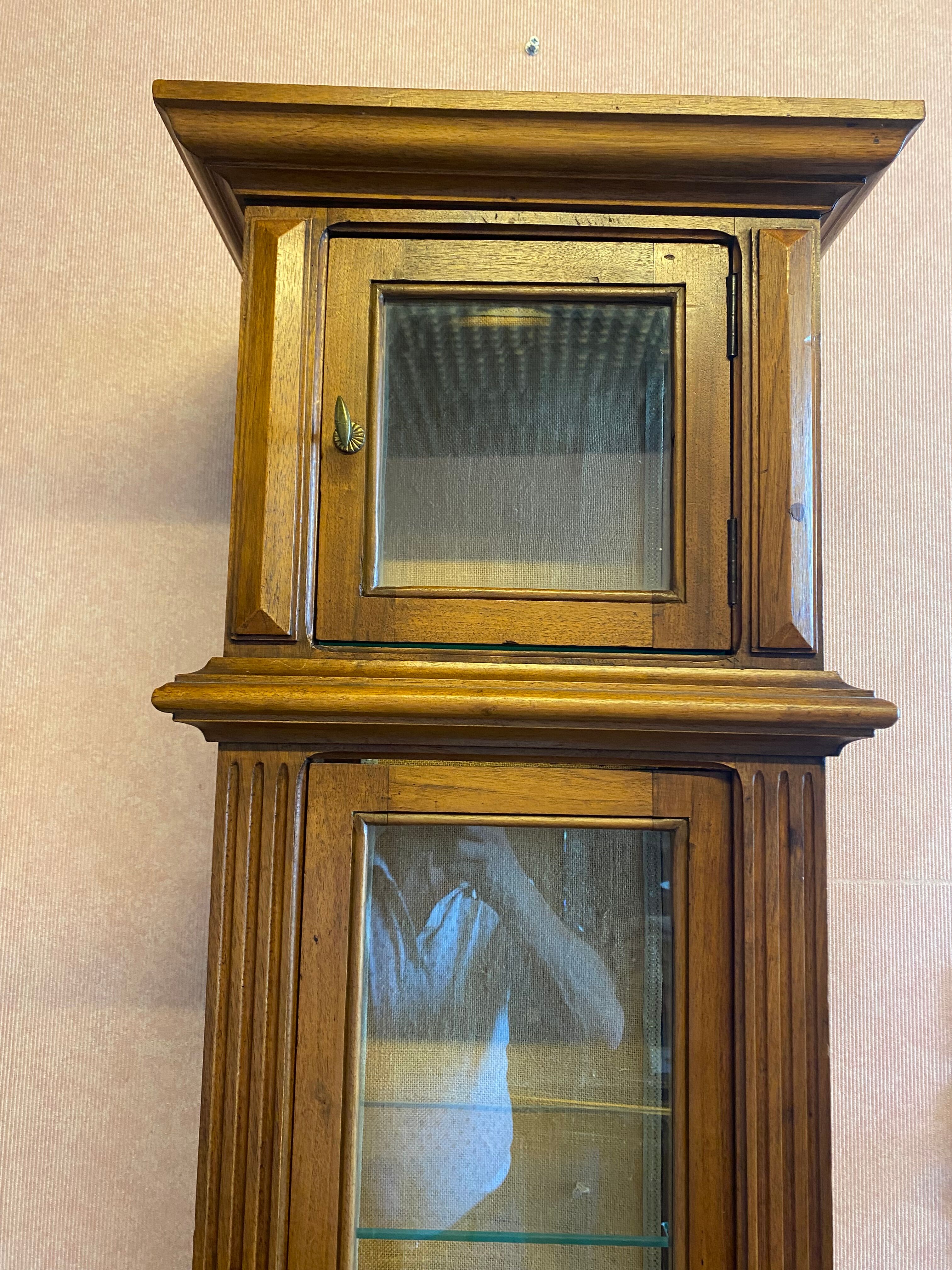 Walnut showcase, grooved uprights, 4 glass shelves