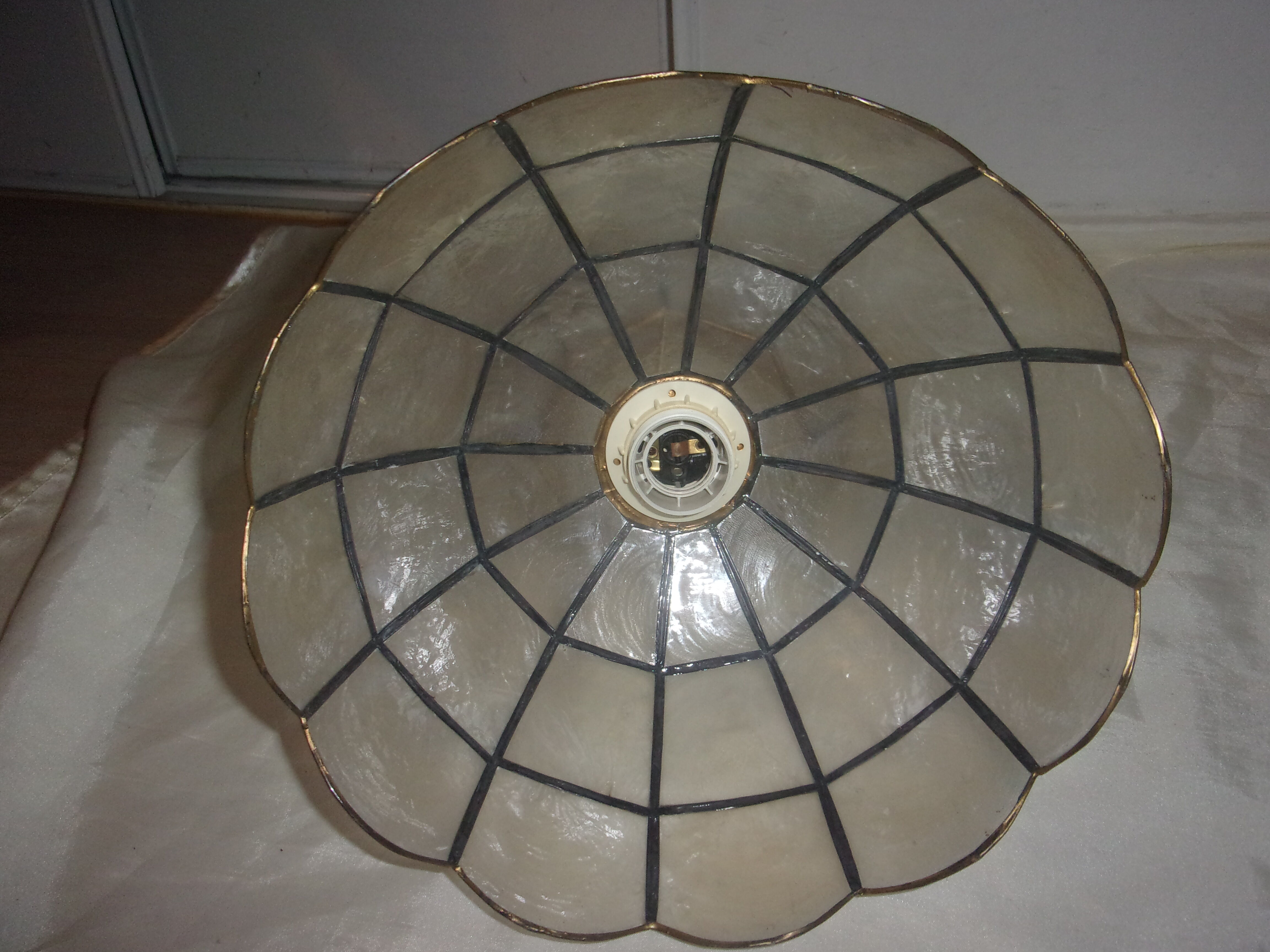 Mother-of-pearl and brass suspension