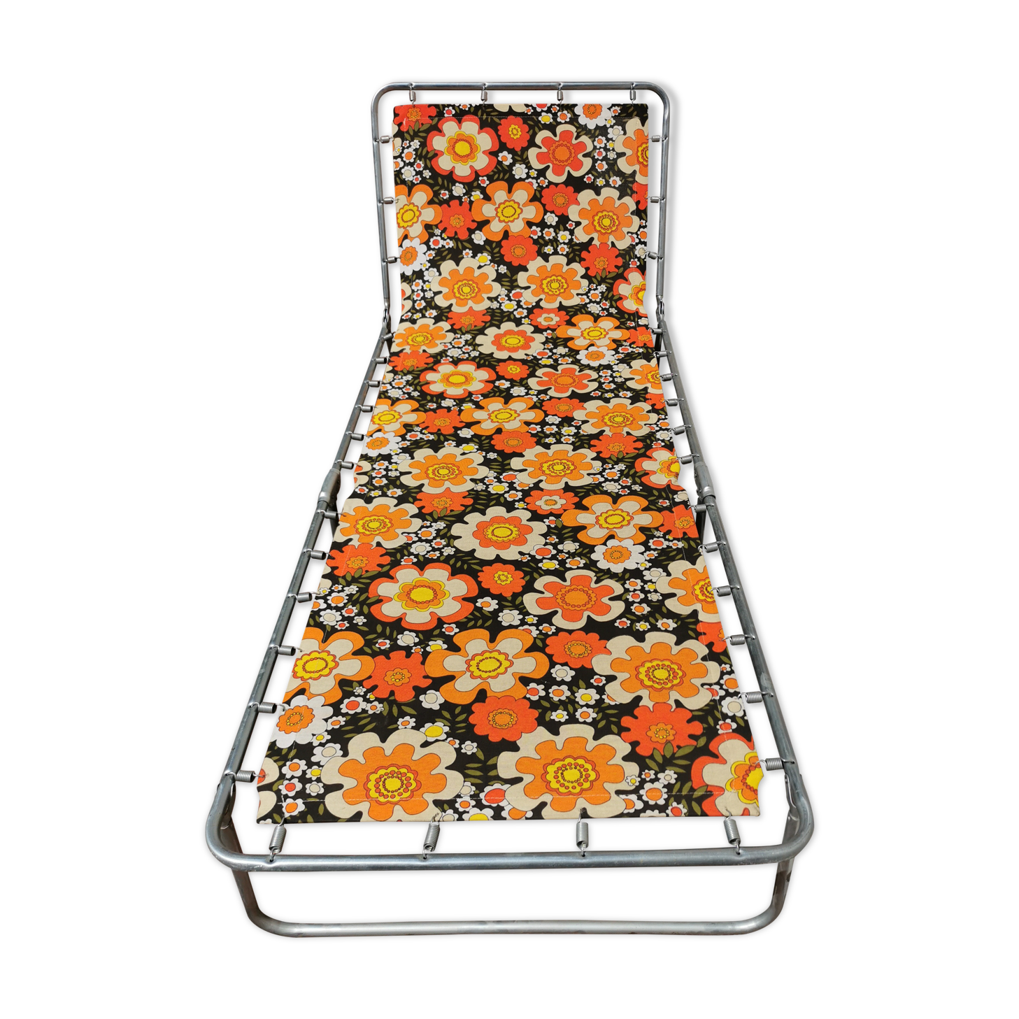 Vintage SOleil bath, Orange flower deckchairs