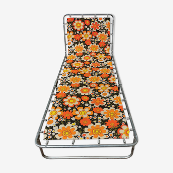 Vintage SOleil bath, Orange flower deckchairs