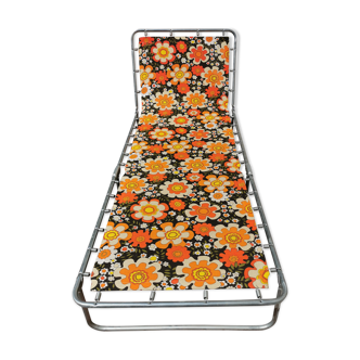 Vintage SOleil bath, Orange flower deckchairs