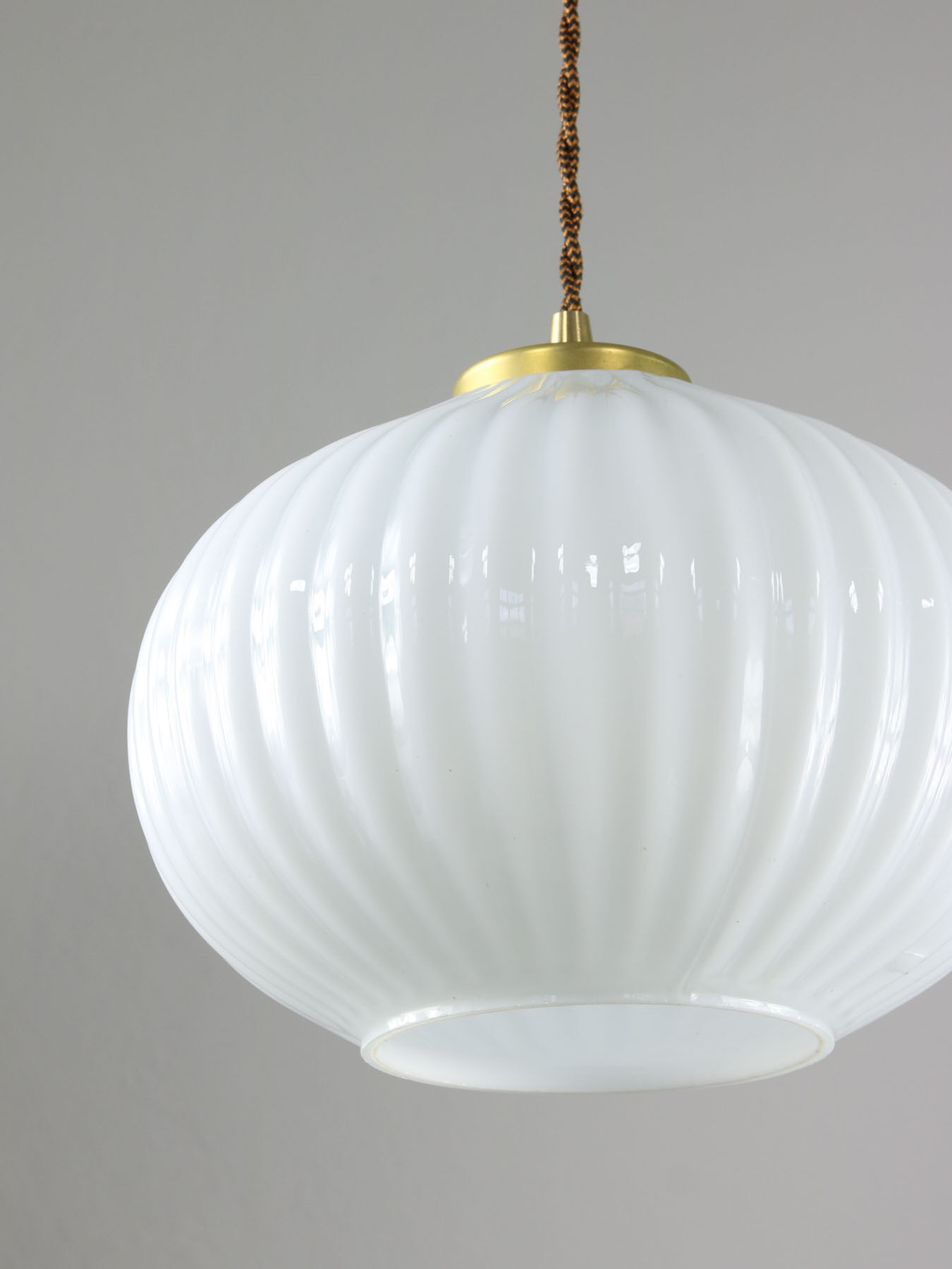 Suspension vintage en verre opalin & laiton
