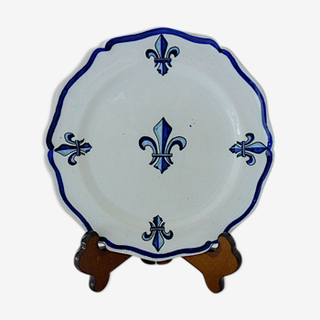 Assiette en faïence blanc-bleu centrée d'une fleur de lys