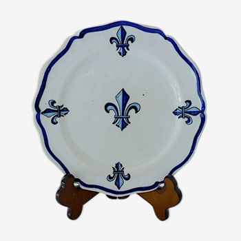 White-blue earthenware plate centered on a lily flower