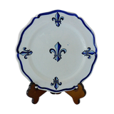 White-blue earthenware plate centered on a lily flower