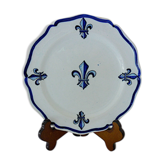 White-blue earthenware plate centered on a lily flower