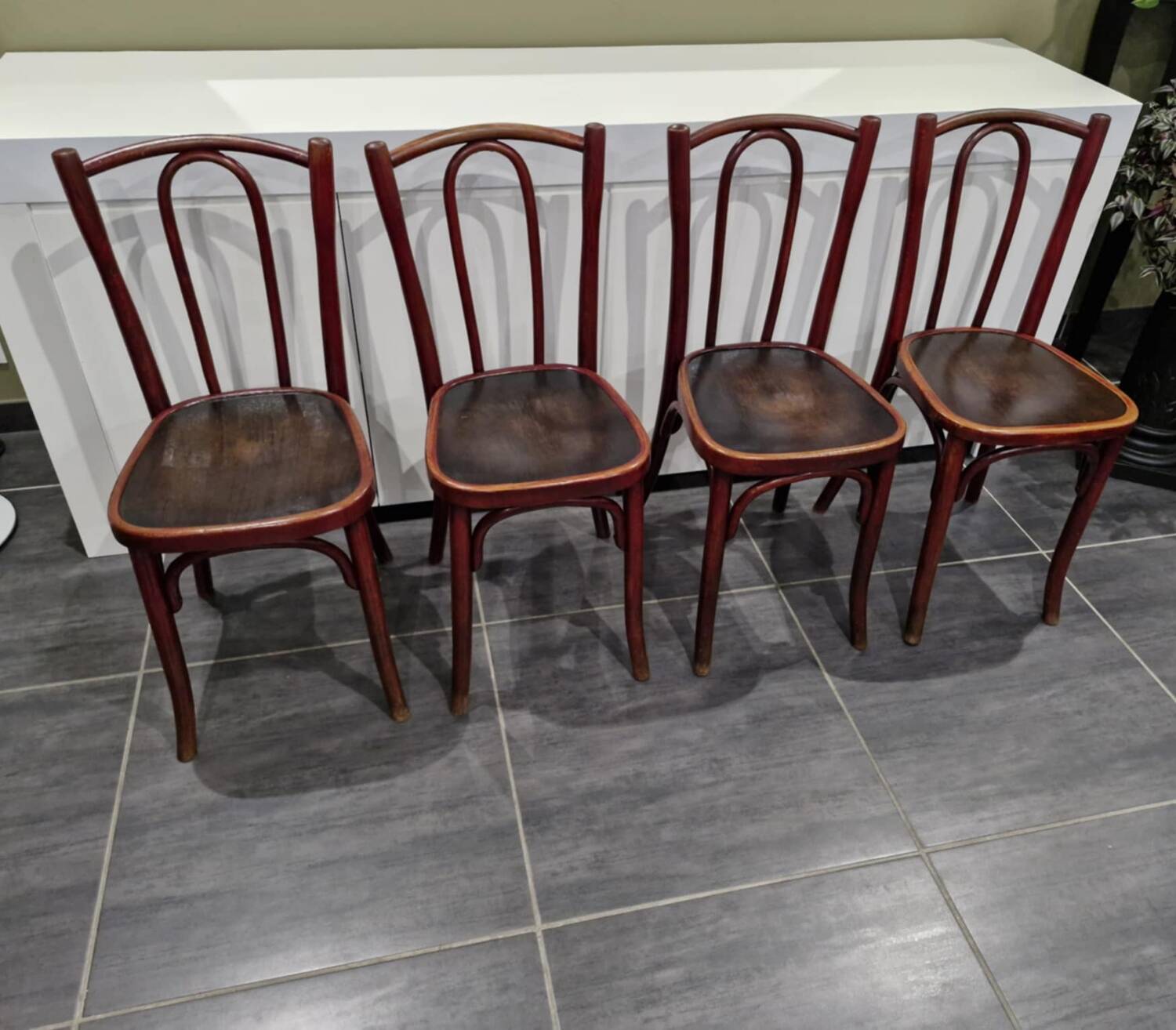 Suite de 4 chaises de bistrot Thonet, années 1930