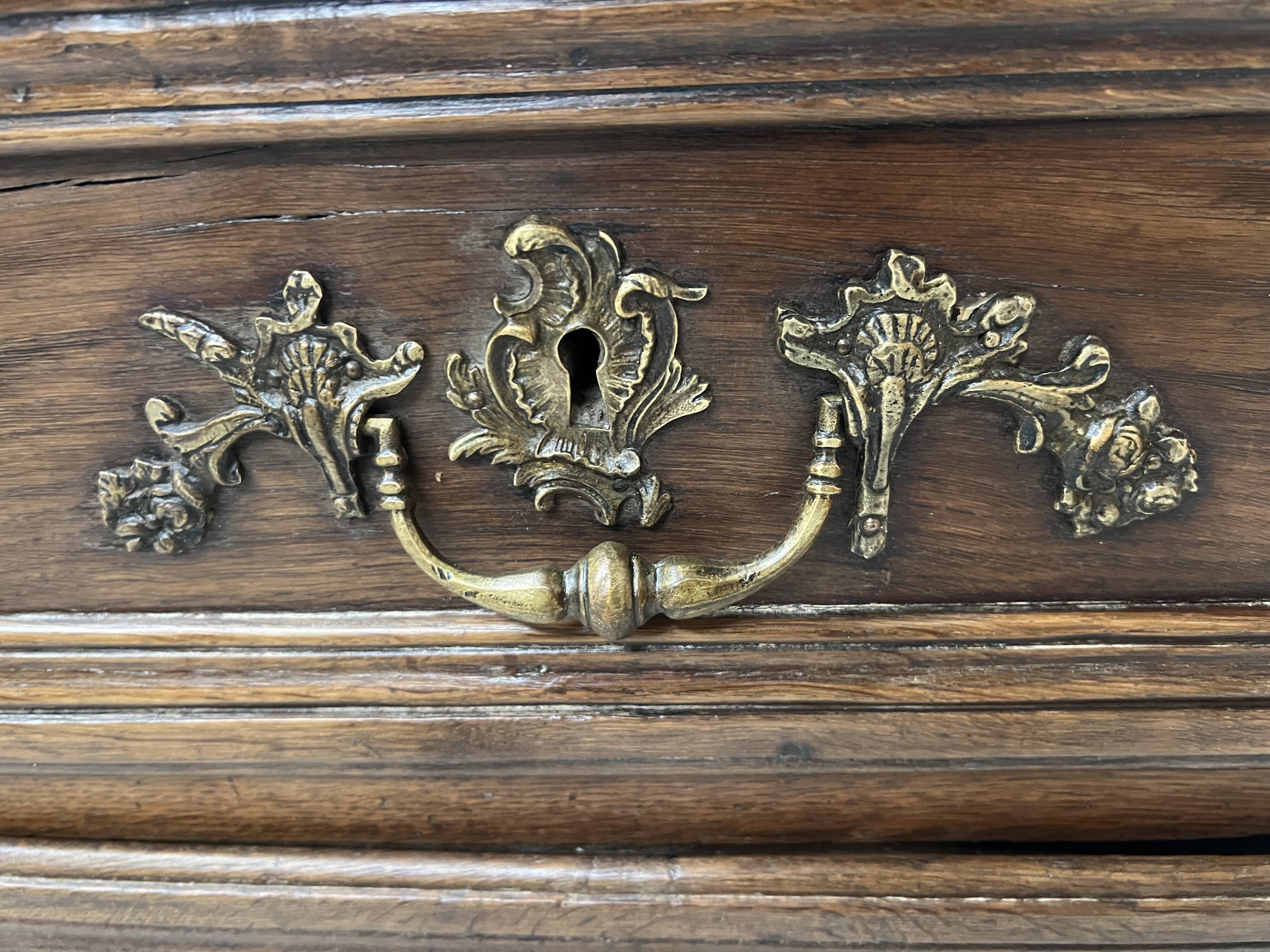 Louis XIV style chest of drawers in solid oak, 18th century