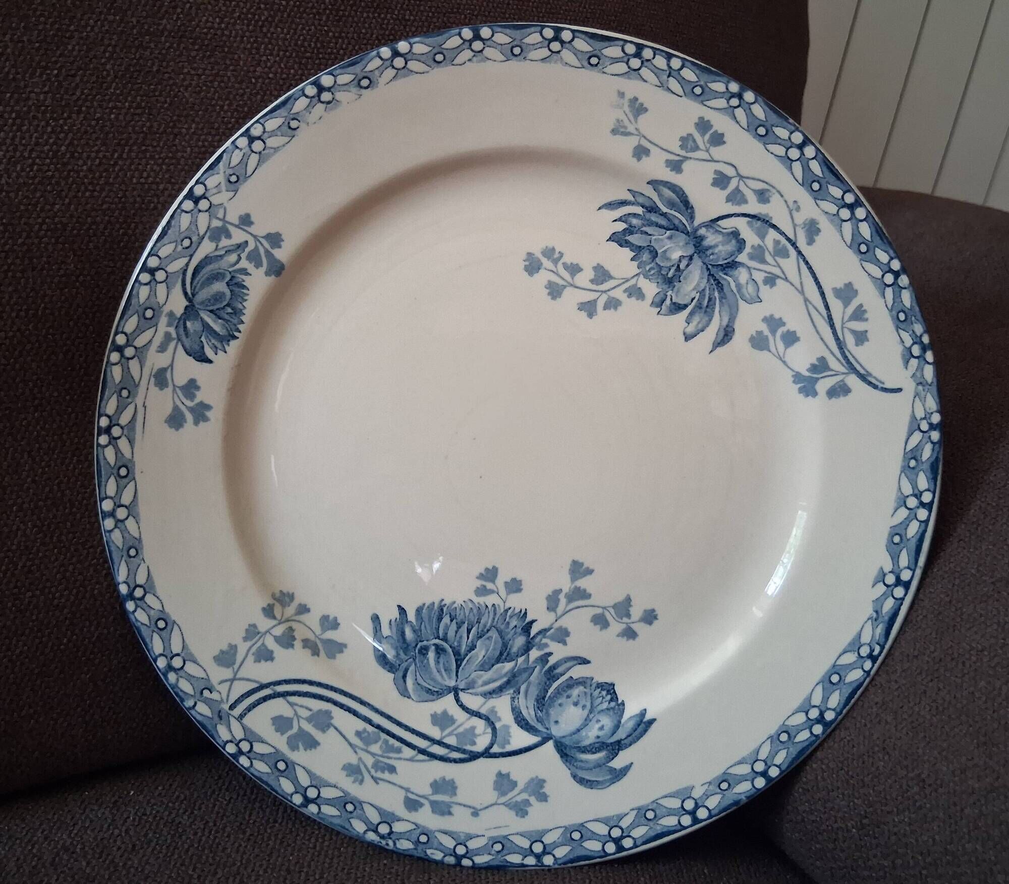 Service of 33 plates and compote dish Royat U&C Sarreguemines 1900 in blue ironstone.