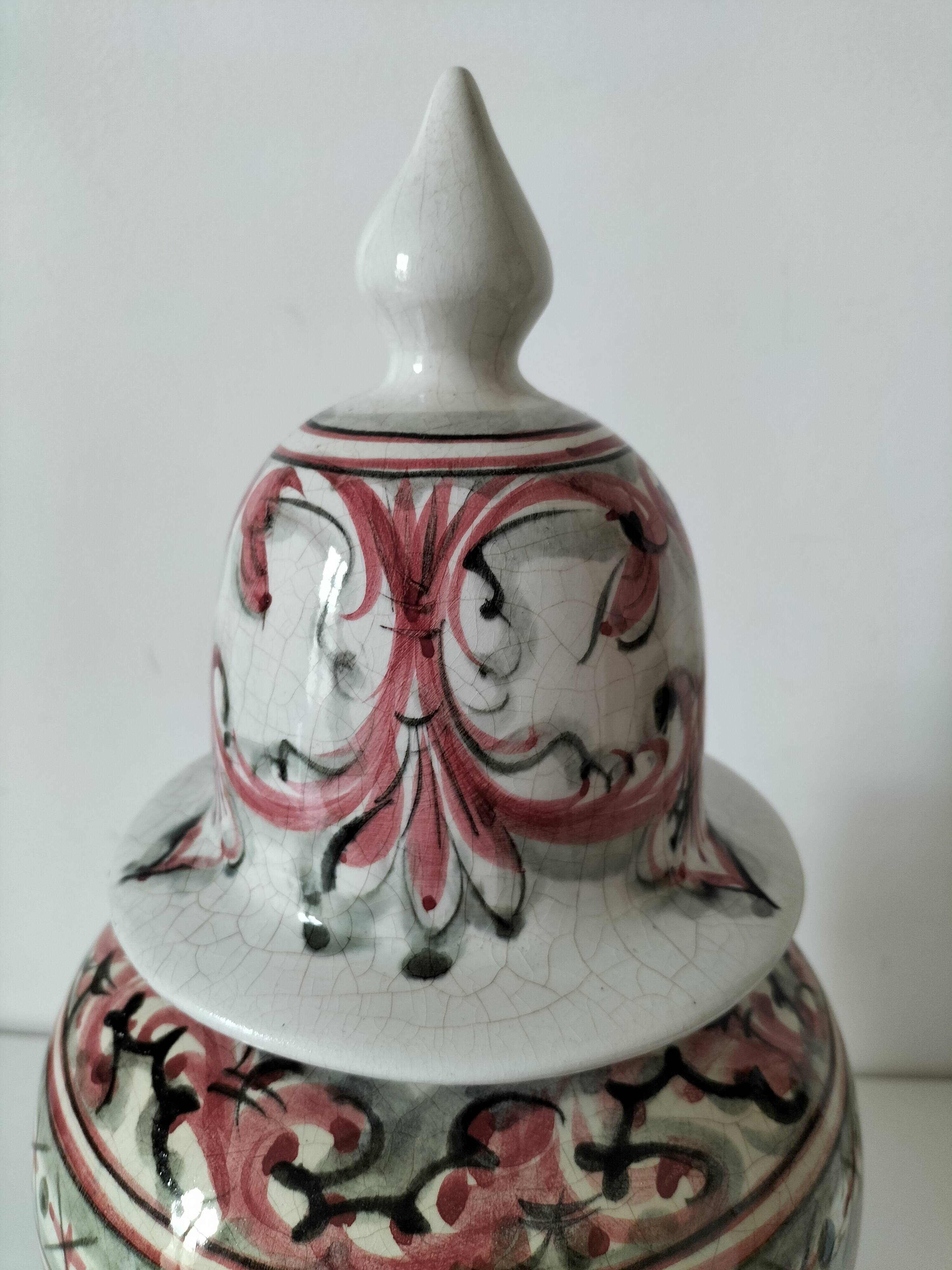 Grand vase couvert en faïence portugaise décor peint à la main